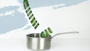 steelpan met een gesneden courgette ter illustratie